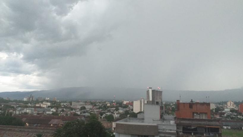 El tiempo Tucumán arranca el martes con doble alerta por calor y