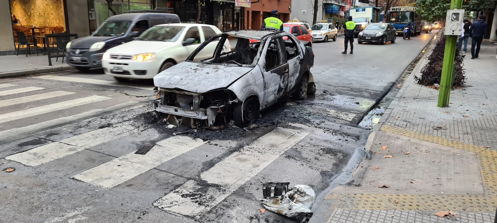 Video el momento en que se prendió fuego un auto en el microcentro