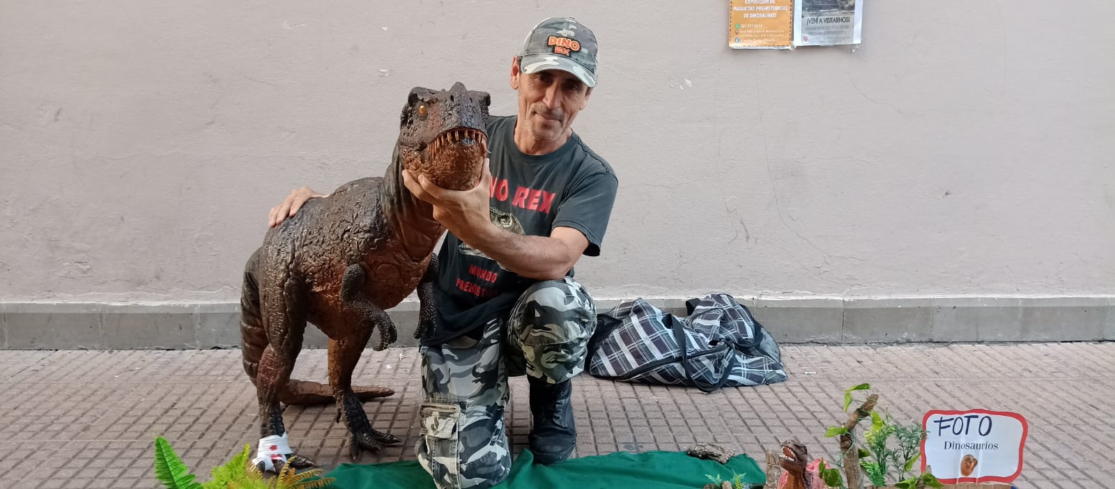 “Me Preguntan Si Está Vivo”: Qué Pasa En El Centro Con El Dinosaurio De ...